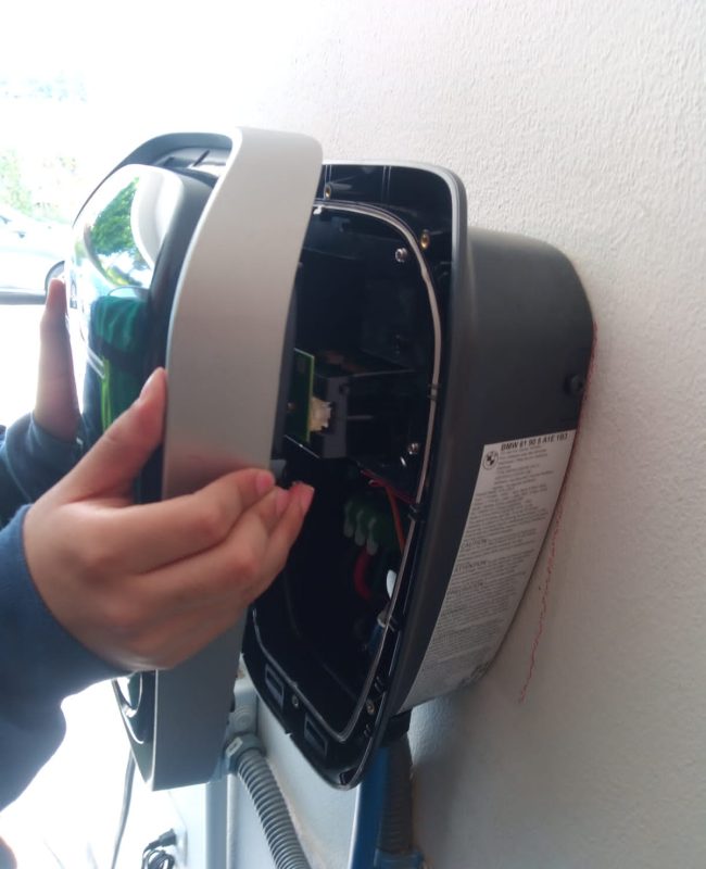 Título: Instalación profesional de cargador eléctrico - Umfree Mobility Texto alternativo: Técnico especializado instalando wallbox para vehículo eléctrico Descripción: Proceso de instalación de infraestructura de carga con estándares de seguridad Leyenda: Instalación certificada de cargadores eléctricos en México